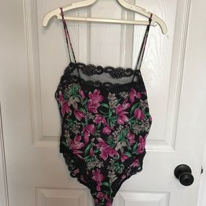 NWT-floral bodysuit with lace
